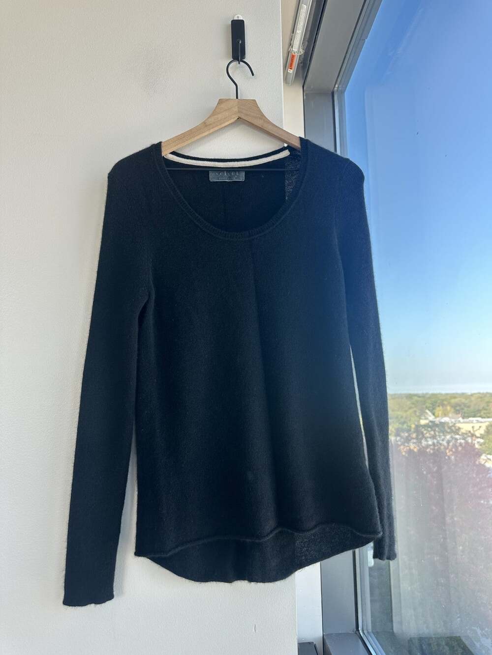 Velvet by Graham & Spencer 100% Cashmere Black Lightweight Knit Sweater Sz S